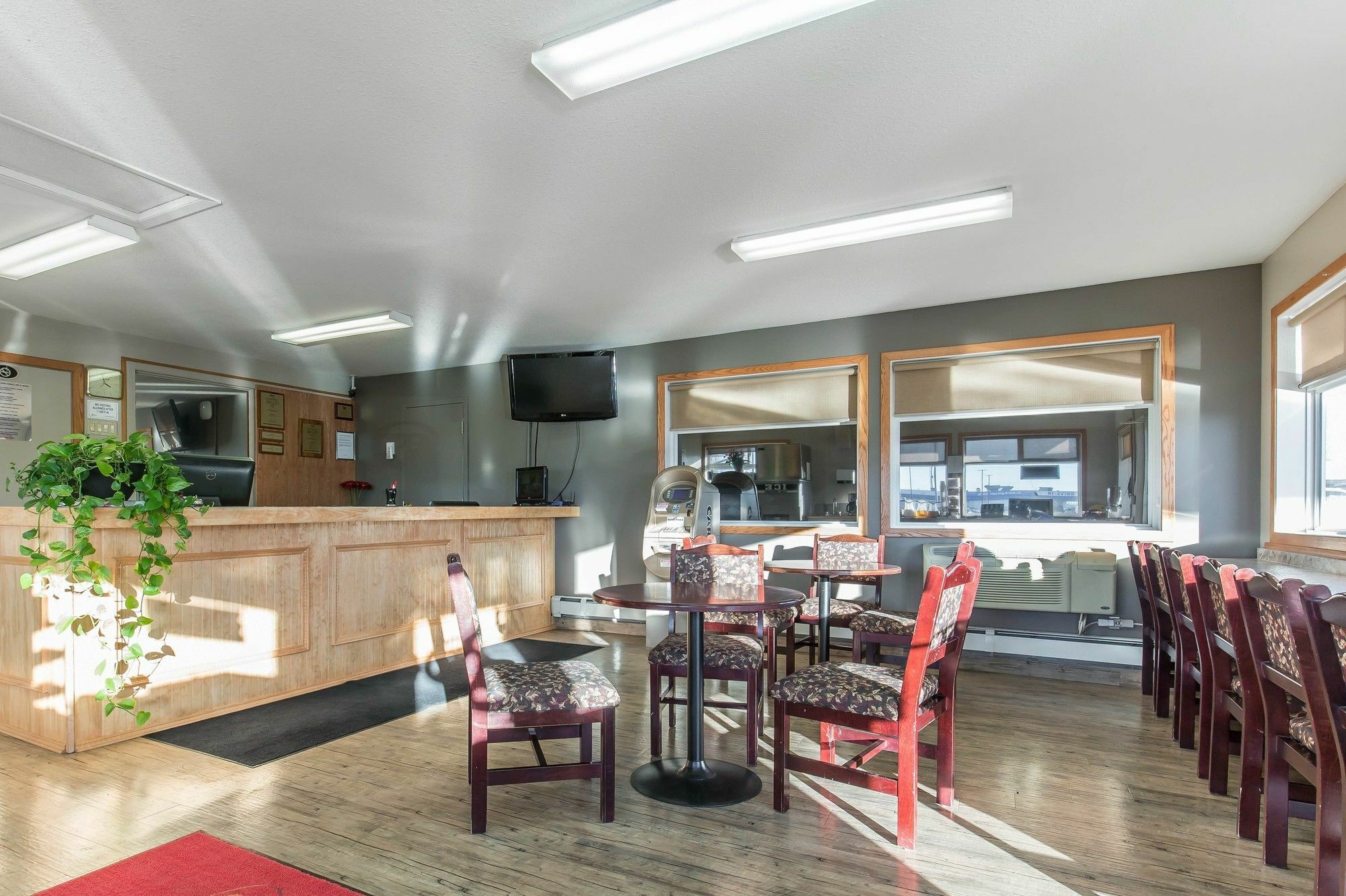 Empire Inn & Suites Penhold Luaran gambar